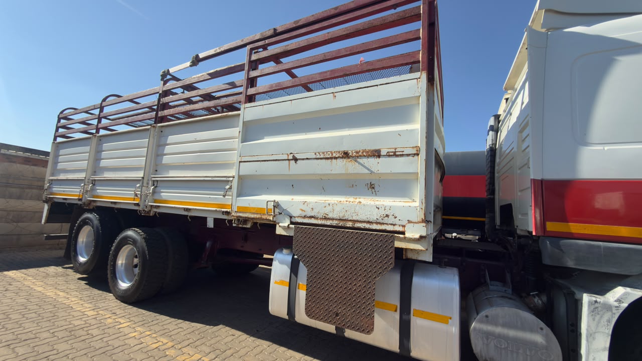 2005 VOLVO FM300 CATTLE BODY TRUCK (SN5873)