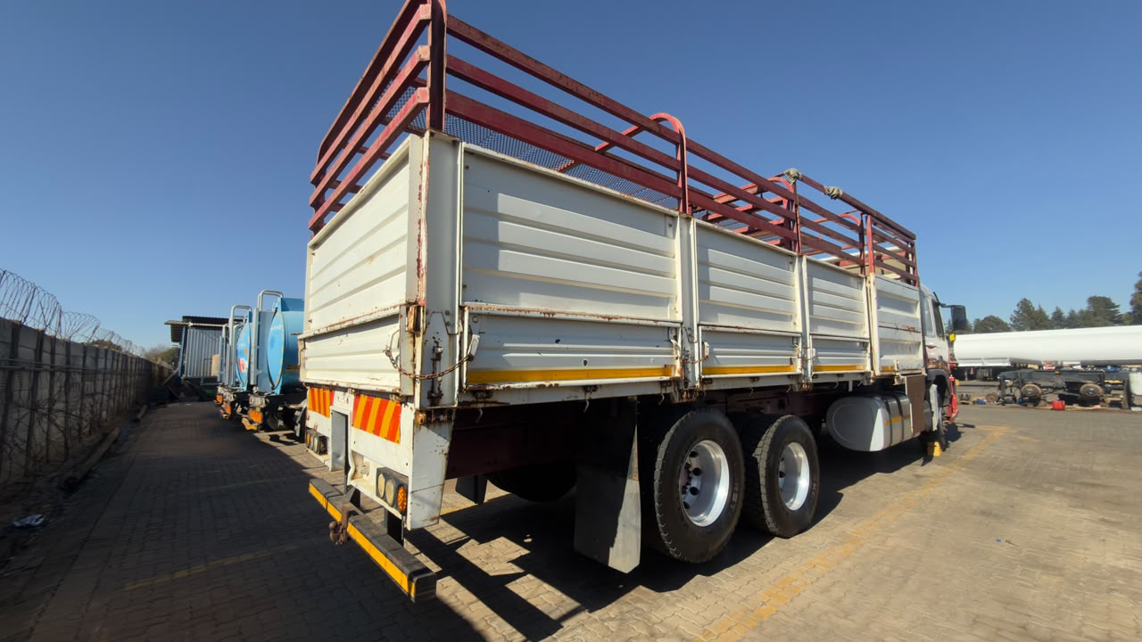 2005 VOLVO FM300 CATTLE BODY TRUCK (SN5873)