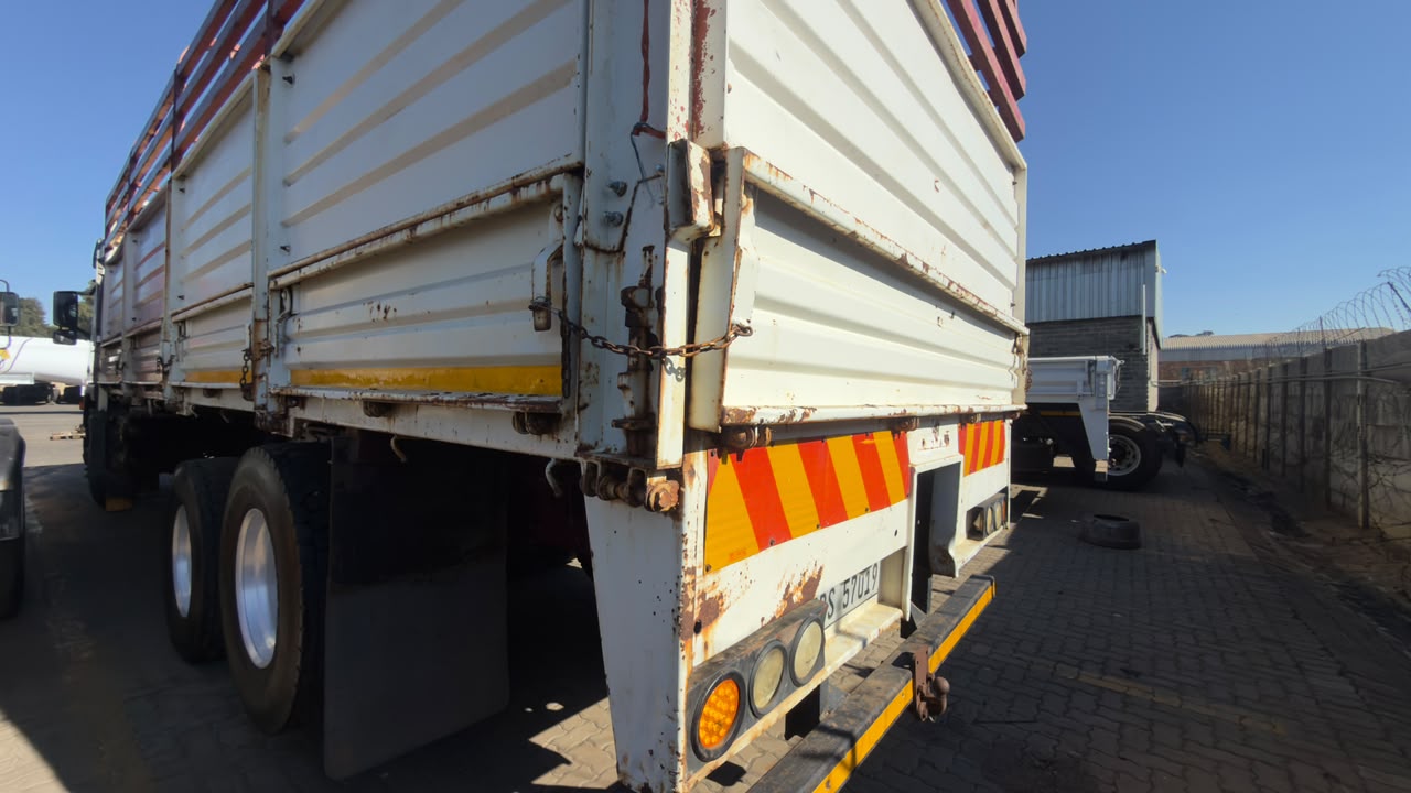 2005 VOLVO FM300 CATTLE BODY TRUCK (SN5873)