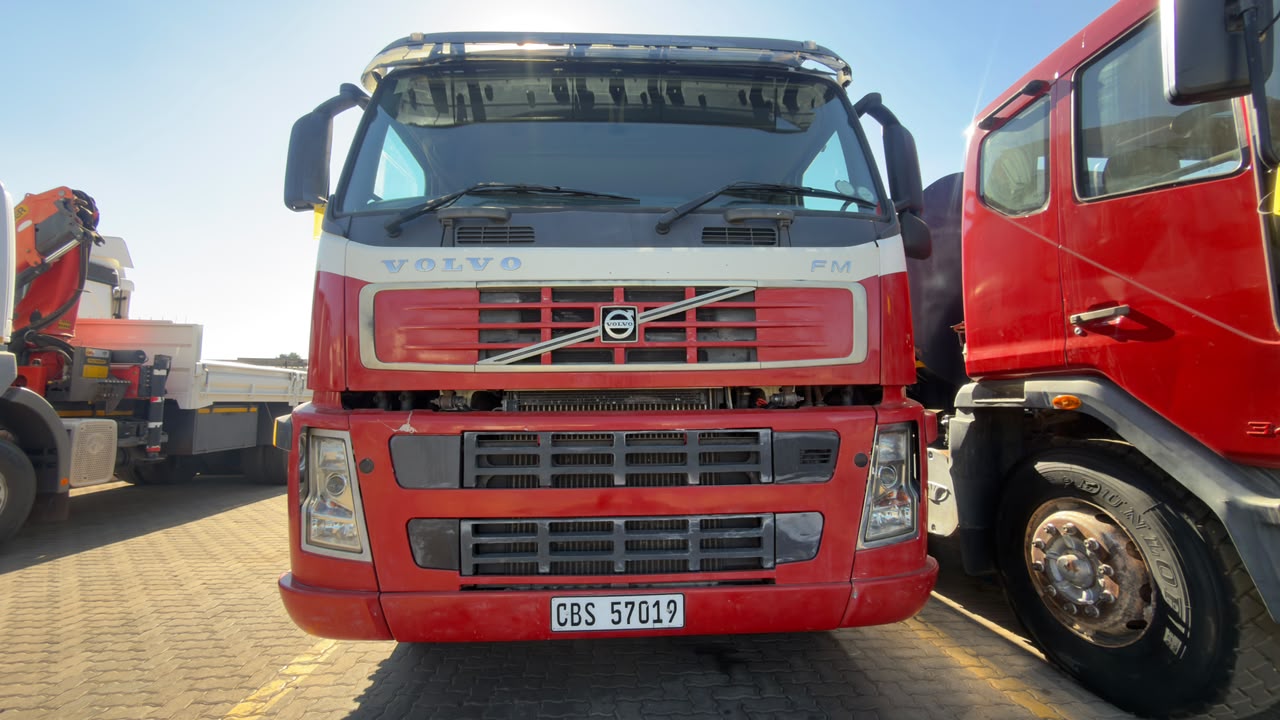 2005 VOLVO FM300 CATTLE BODY TRUCK (SN5873)