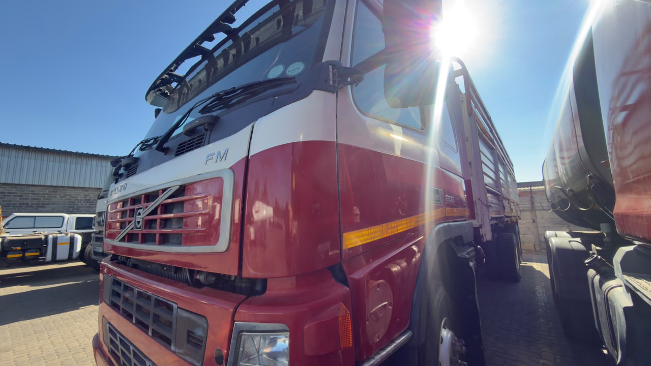 2005 VOLVO FM300 CATTLE BODY TRUCK (SN5873)