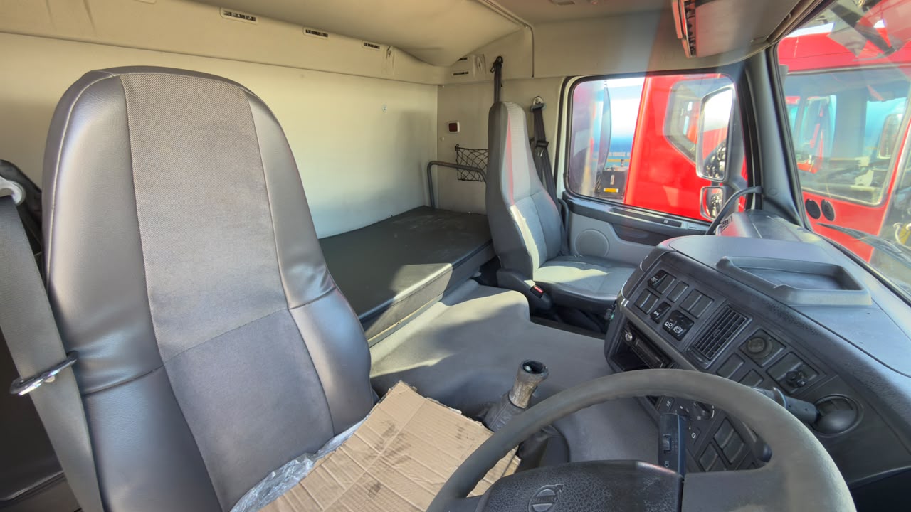 2005 VOLVO FM300 CATTLE BODY TRUCK (SN5873)
