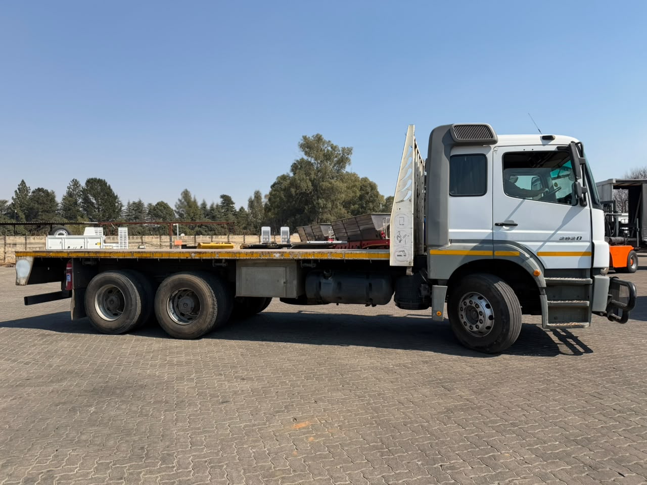 2013 MERCEDES BENZ AXOR 2628 FLAT DECK TRUCK (SN5881)