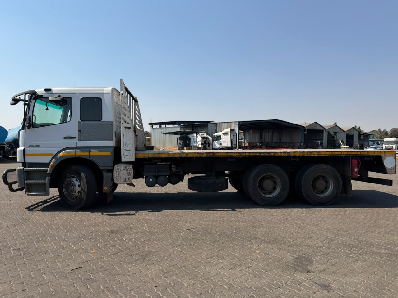 2013 MERCEDES BENZ AXOR 2628 FLAT DECK TRUCK (SN5881)