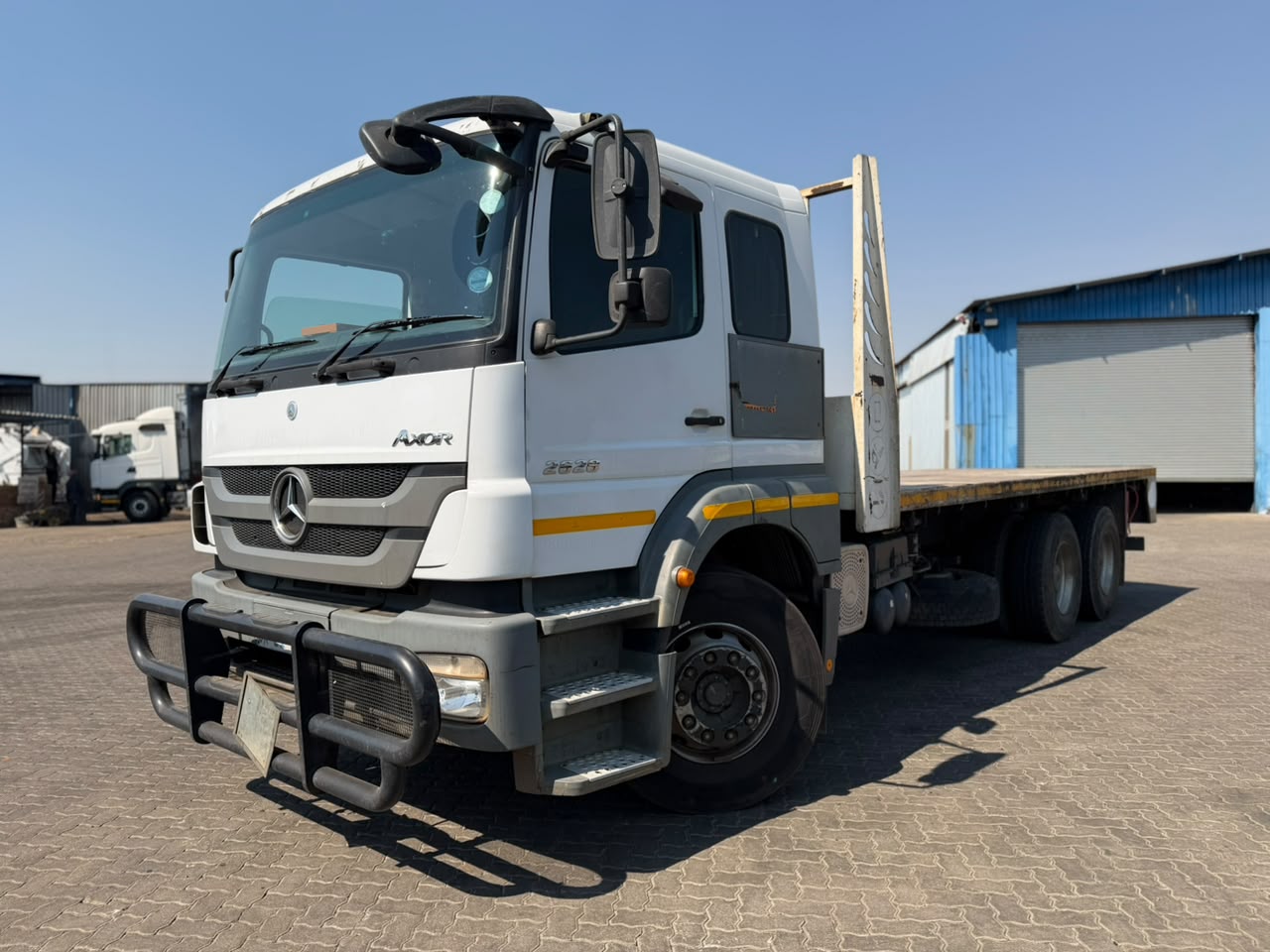 2013 MERCEDES BENZ AXOR 2628 FLAT DECK TRUCK (SN5881)