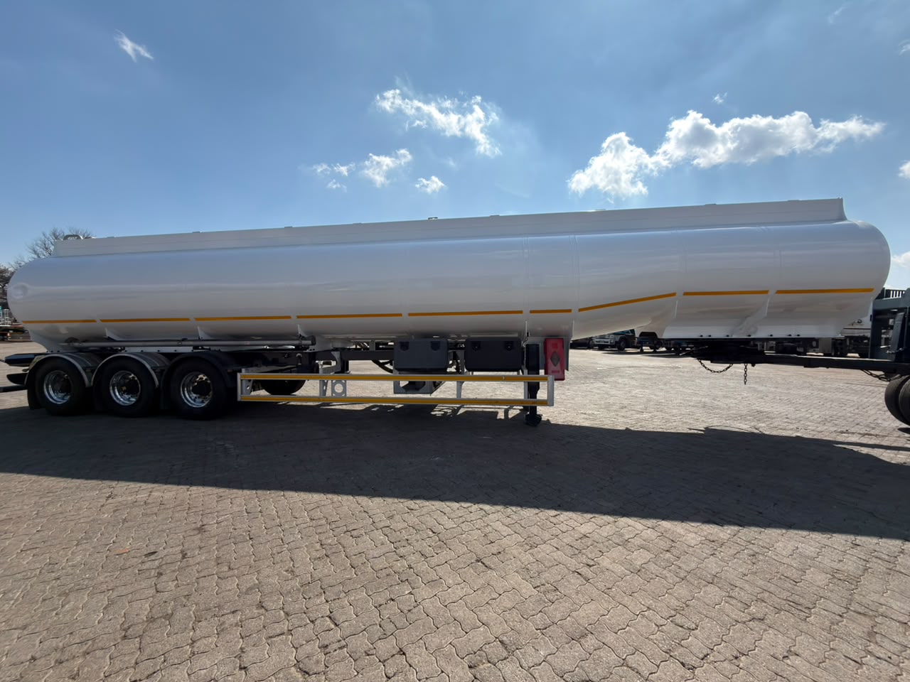 2020 HENRED FRUEHAUF TRIDEM FUEL TANKER (SN5542)