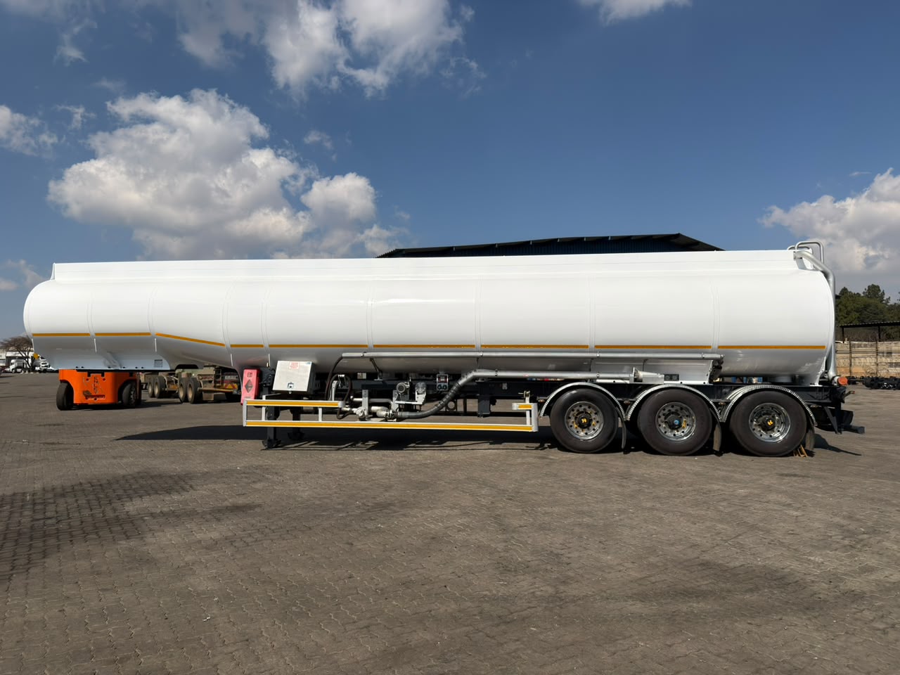 2020 HENRED FRUEHAUF TRIDEM FUEL TANKER (SN5542)
