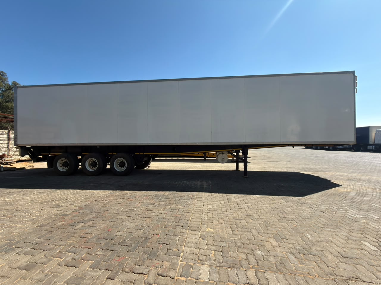 2009 SERCO TRIDEM FRIDGE WITH TAIL LIFT TRAILER (CS277)