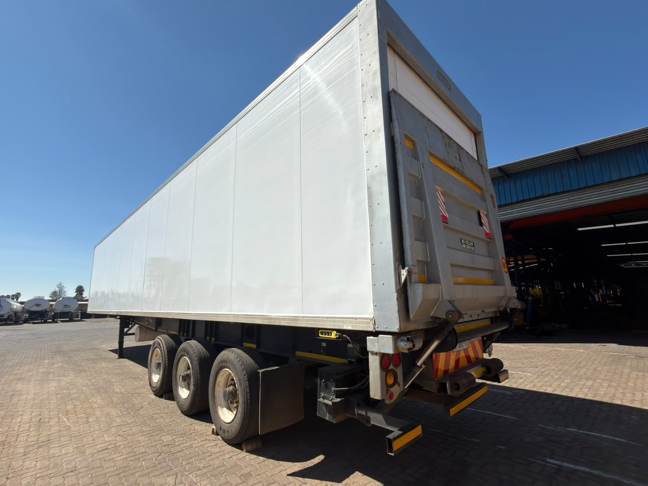 2009 SERCO TRIDEM FRIDGE WITH TAIL LIFT TRAILER (CS277)