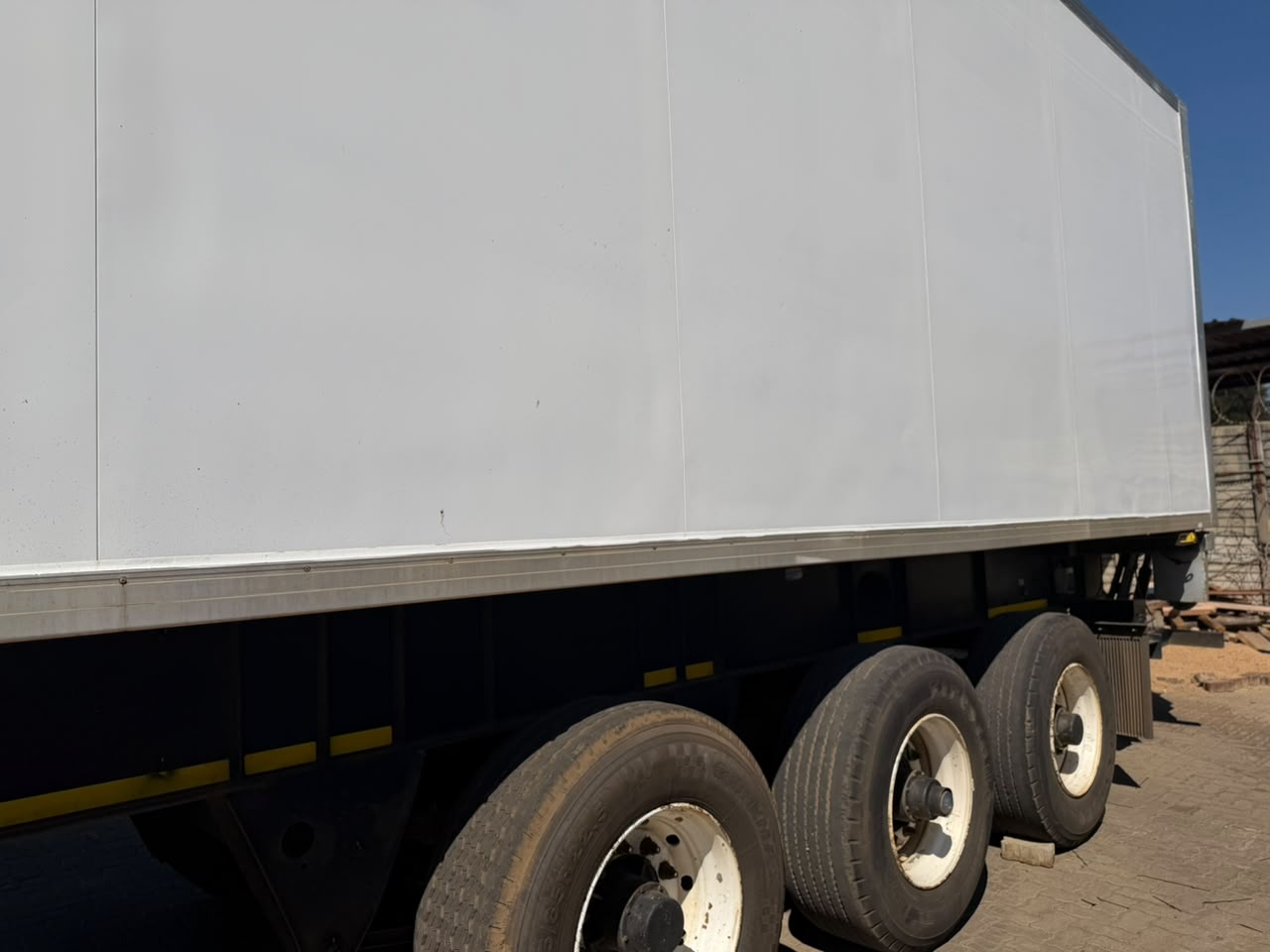 2009 SERCO TRIDEM FRIDGE WITH TAIL LIFT TRAILER (CS277)