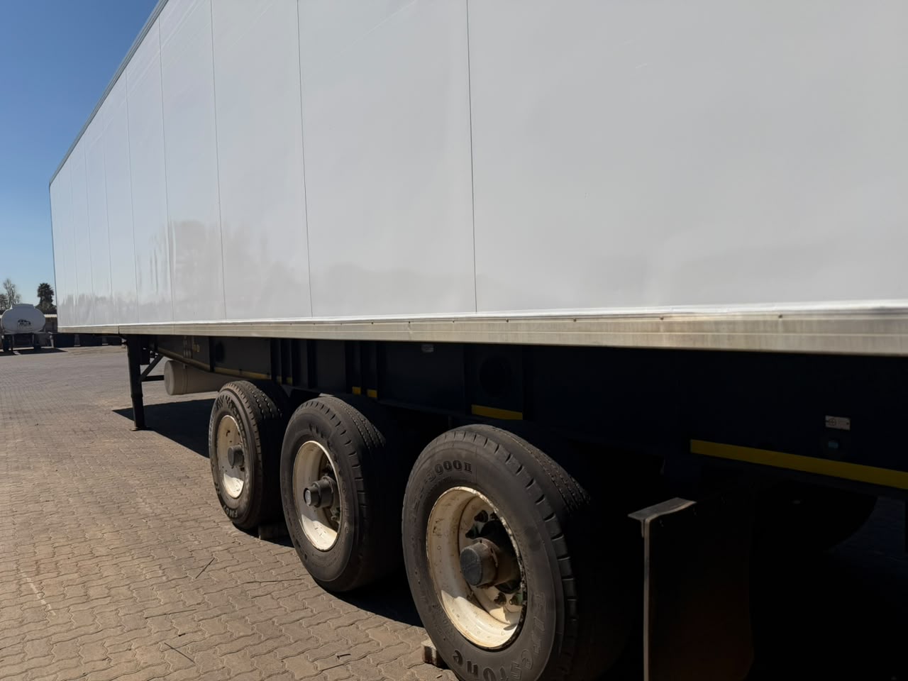 2009 SERCO TRIDEM FRIDGE WITH TAIL LIFT TRAILER (CS277)