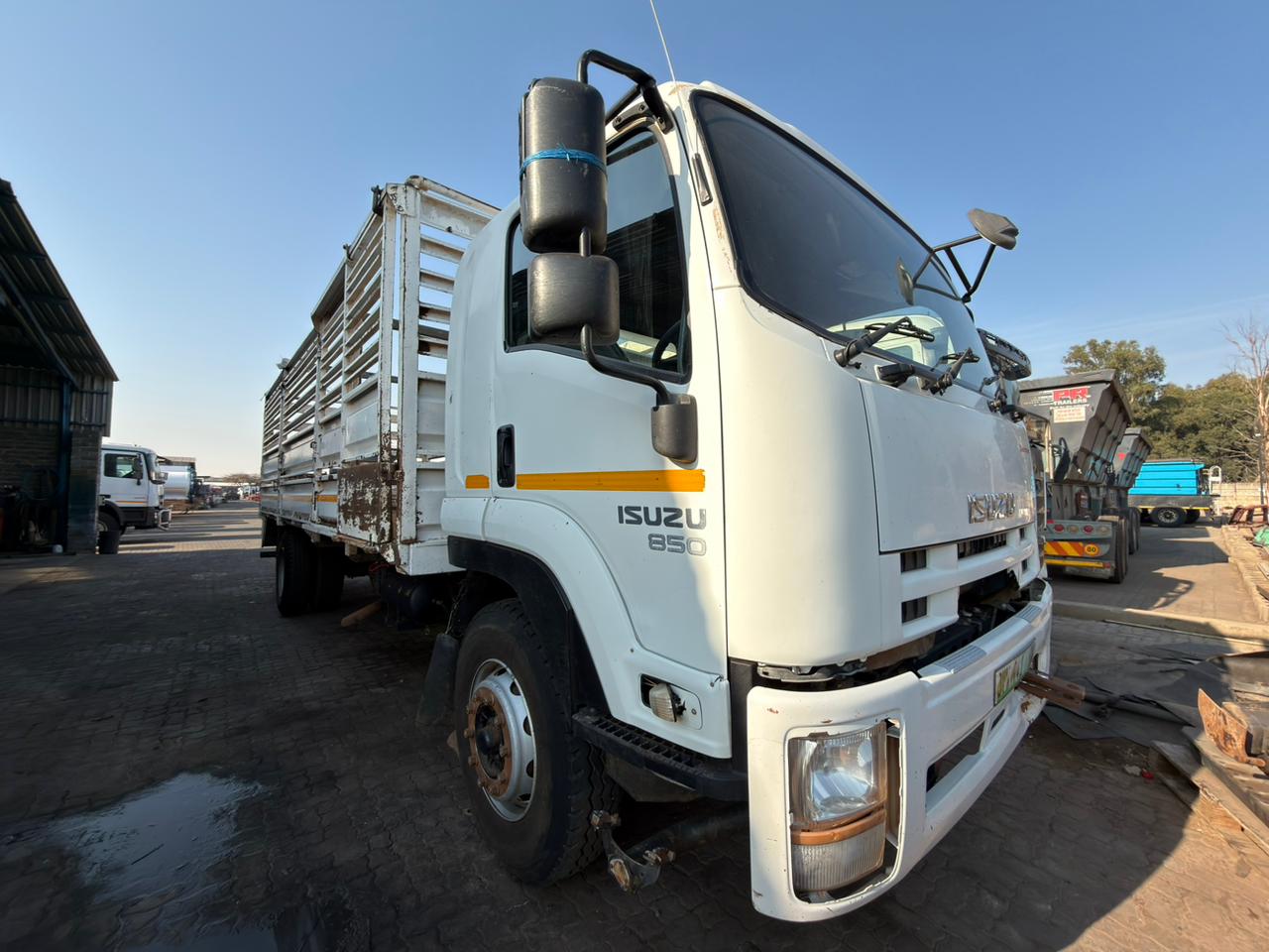 2013 ISUZU FTR850 CATTLE BODY TRUCK (SN5889)