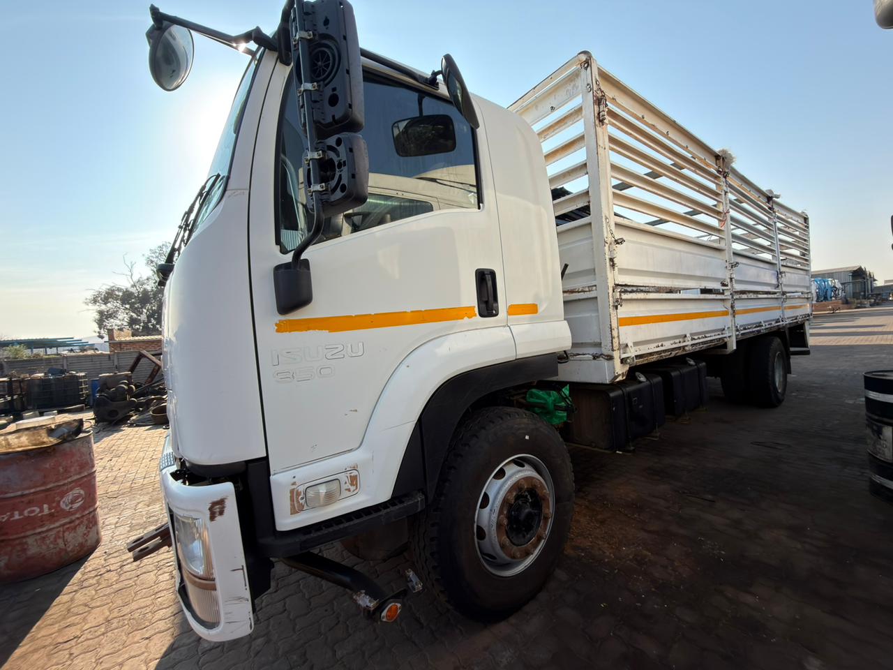 2013 ISUZU FTR850 CATTLE BODY TRUCK (SN5889)