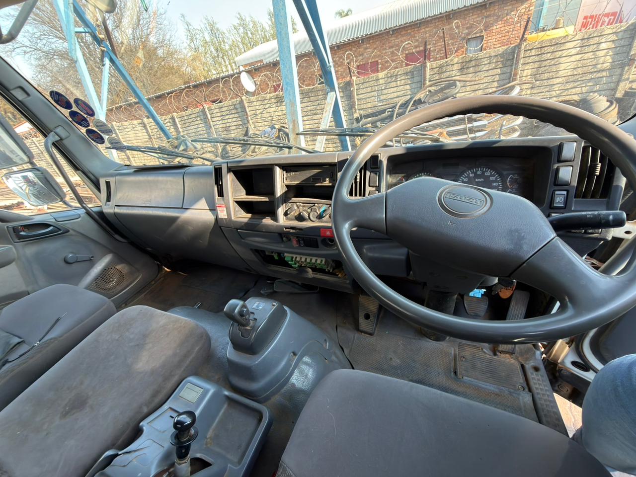 2013 ISUZU FTR850 CATTLE BODY TRUCK (SN5889)