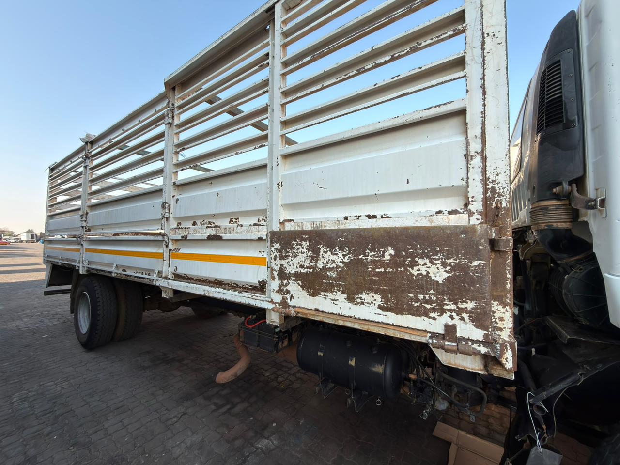 2013 ISUZU FTR850 CATTLE BODY TRUCK (SN5889)
