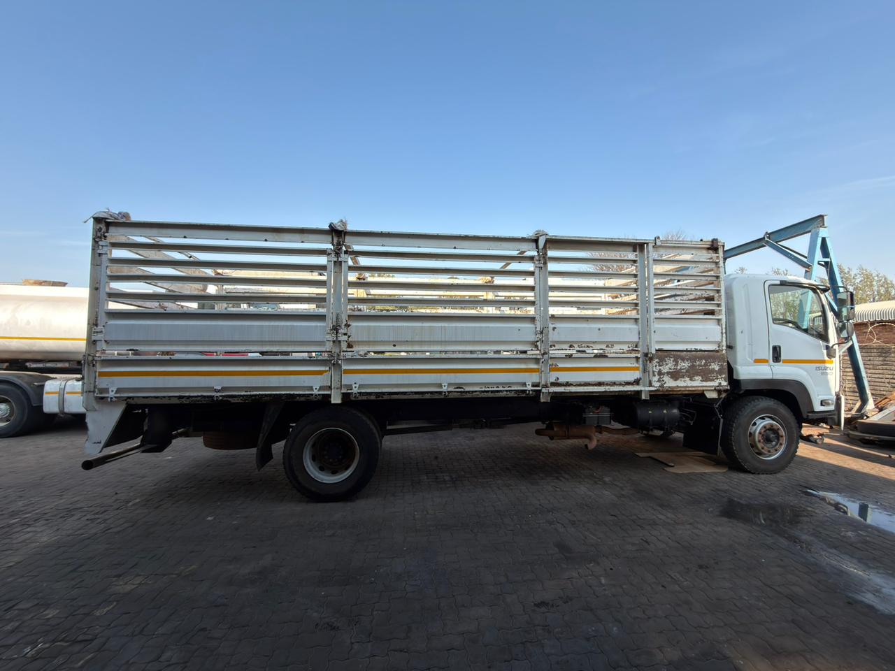 2013 ISUZU FTR850 CATTLE BODY TRUCK (SN5889)