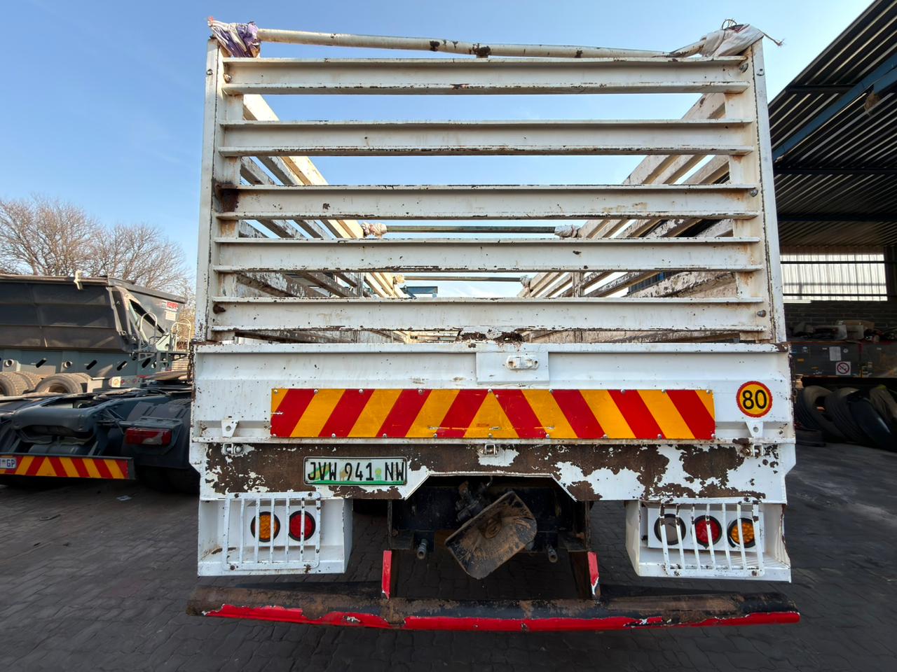 2013 ISUZU FTR850 CATTLE BODY TRUCK (SN5889)