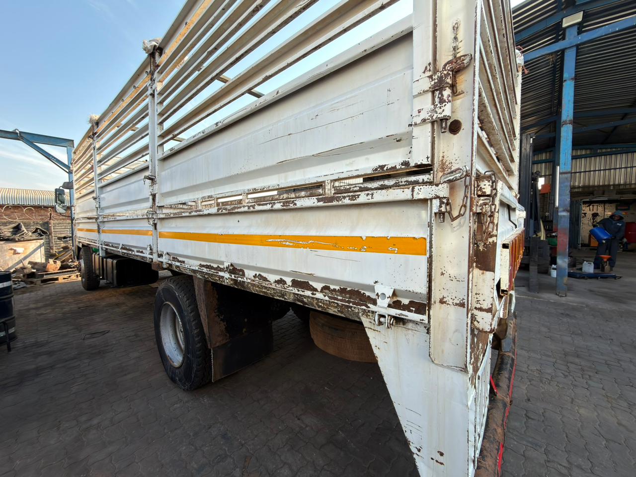 2013 ISUZU FTR850 CATTLE BODY TRUCK (SN5889)