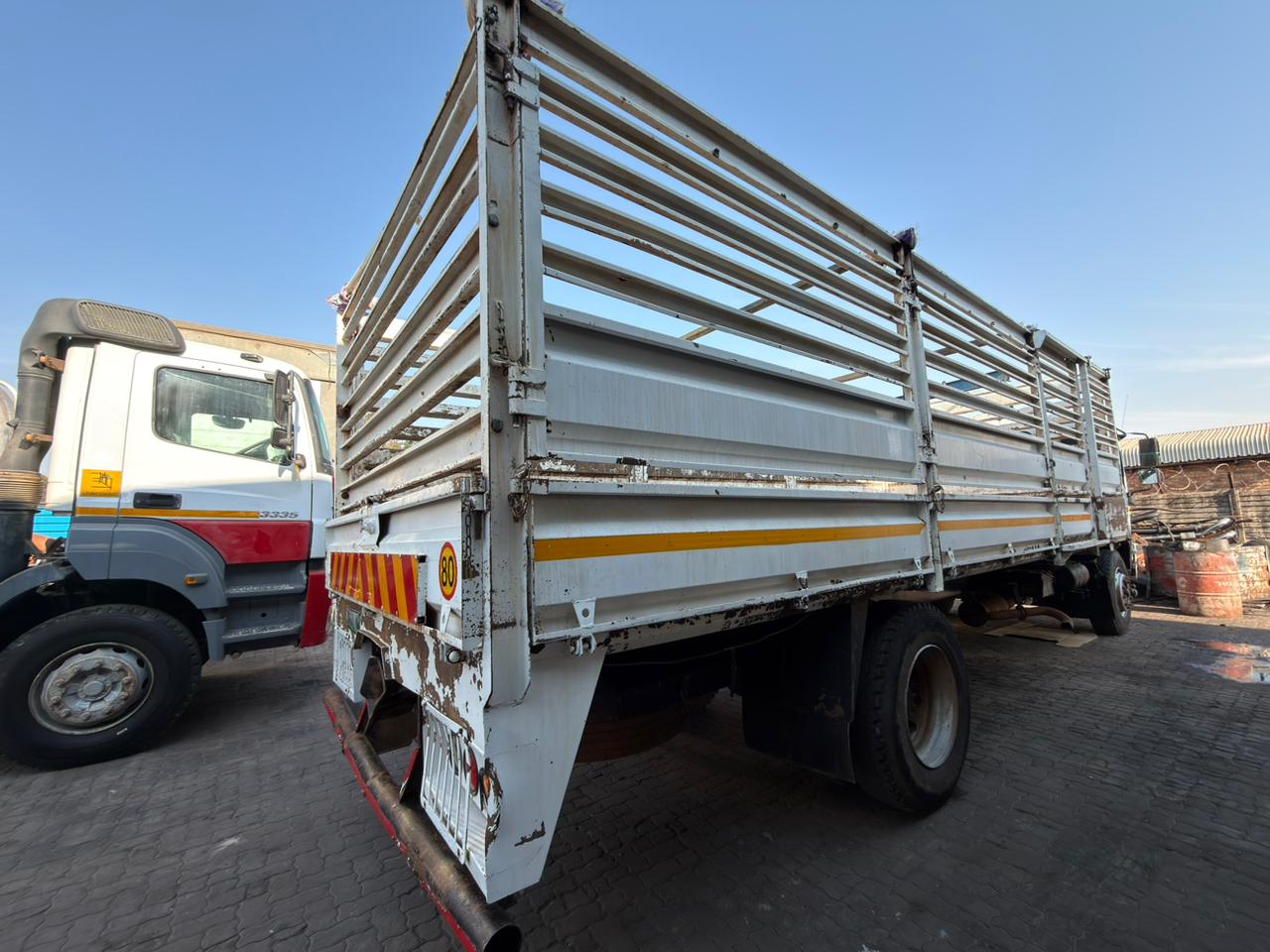 2013 ISUZU FTR850 CATTLE BODY TRUCK (SN5889)