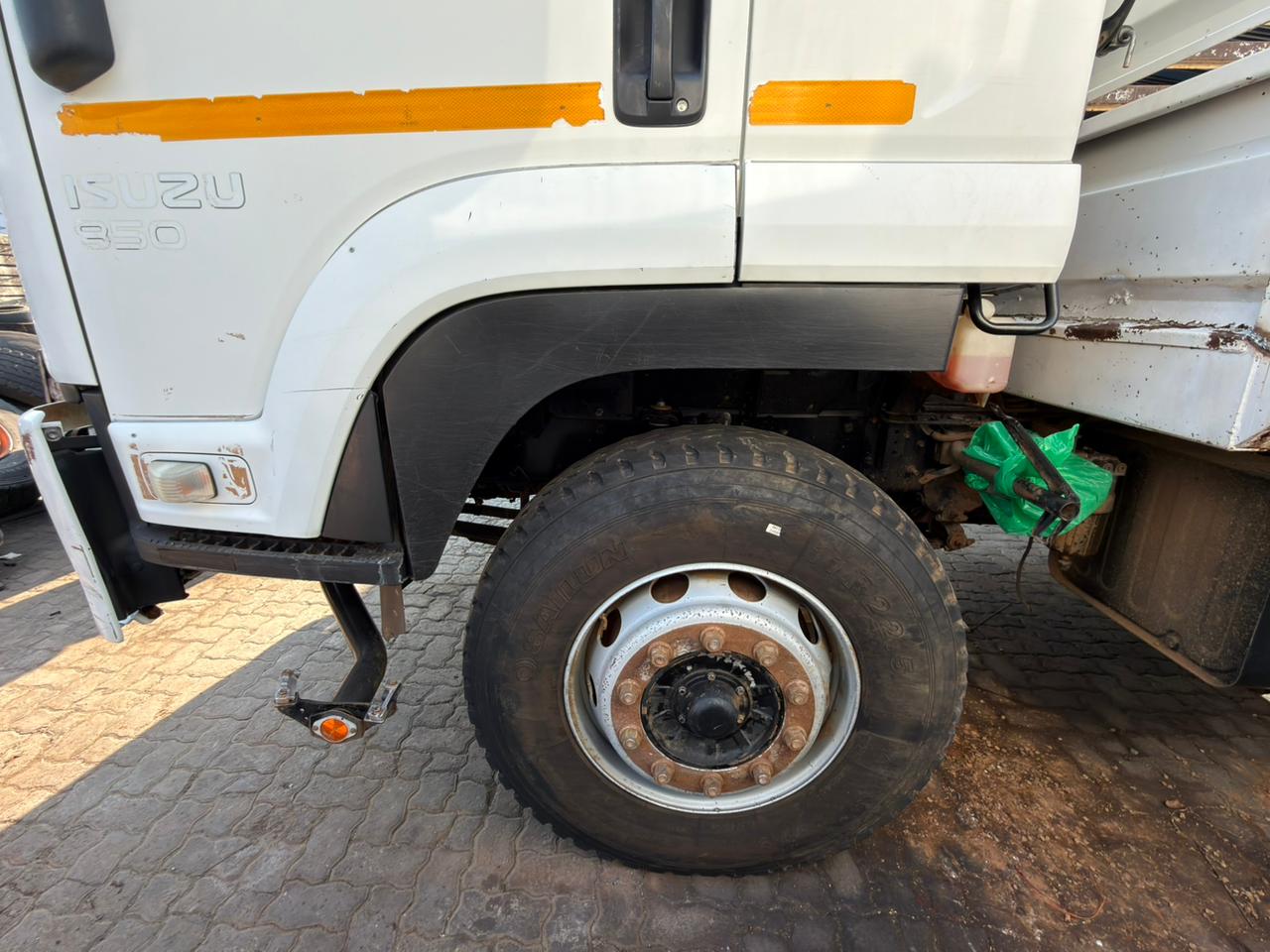 2013 ISUZU FTR850 CATTLE BODY TRUCK (SN5889)