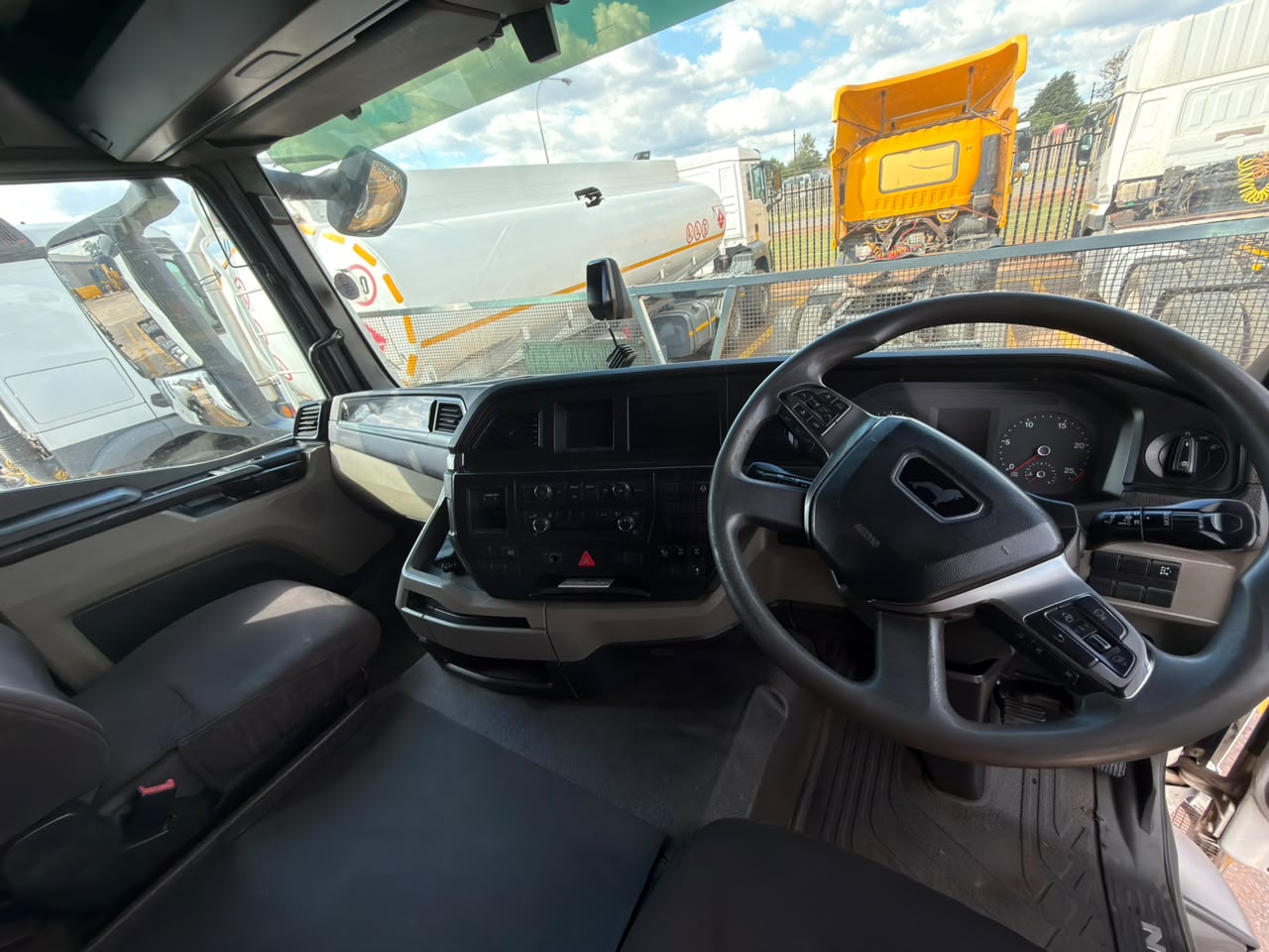 2023 MAN 33-440 TRUCK TRACTOR (CS2212)