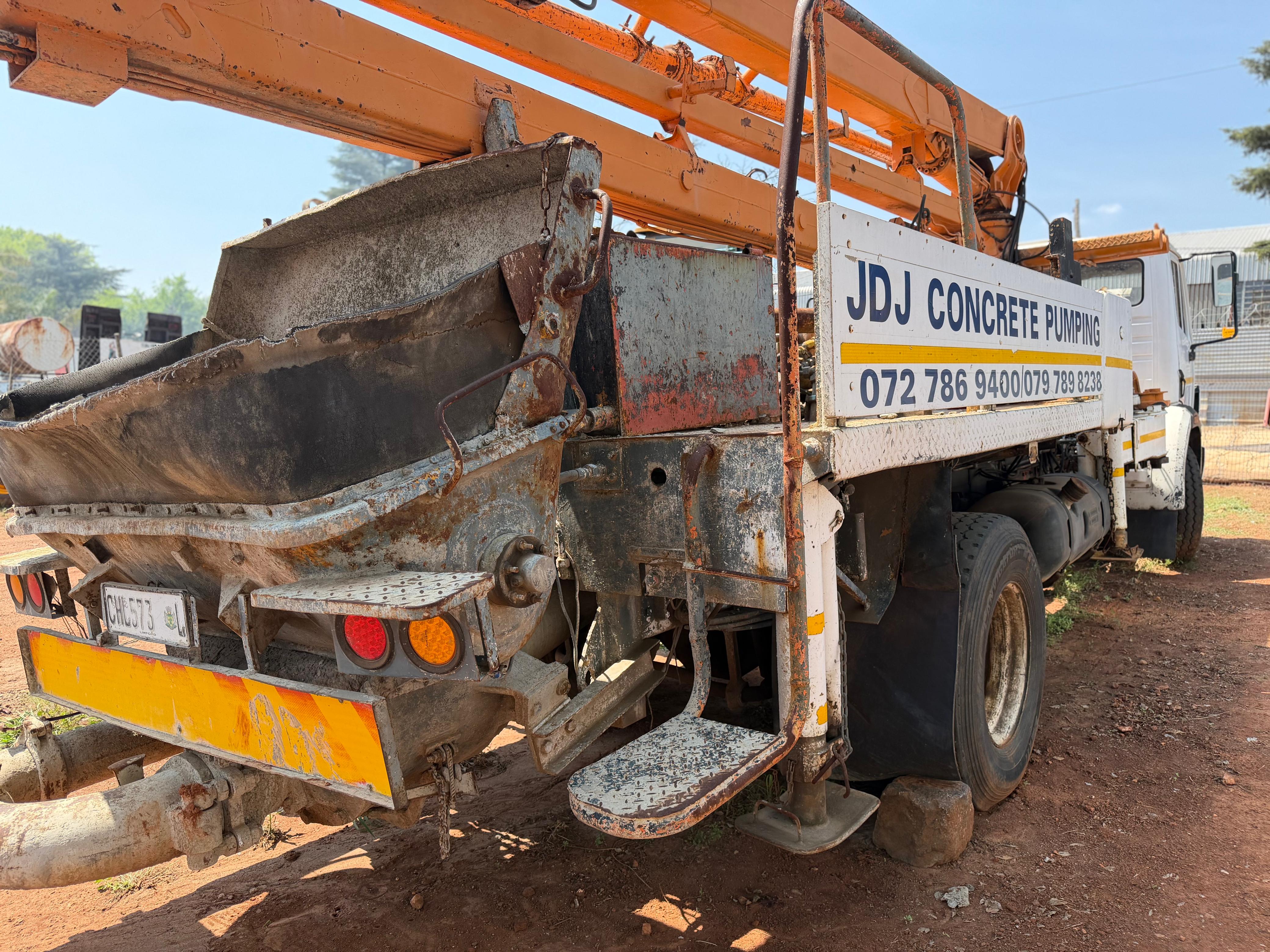 USED MERCEDES BENZ WITH CONCRETE PUMP BOOM TRUCK (S001832A)
