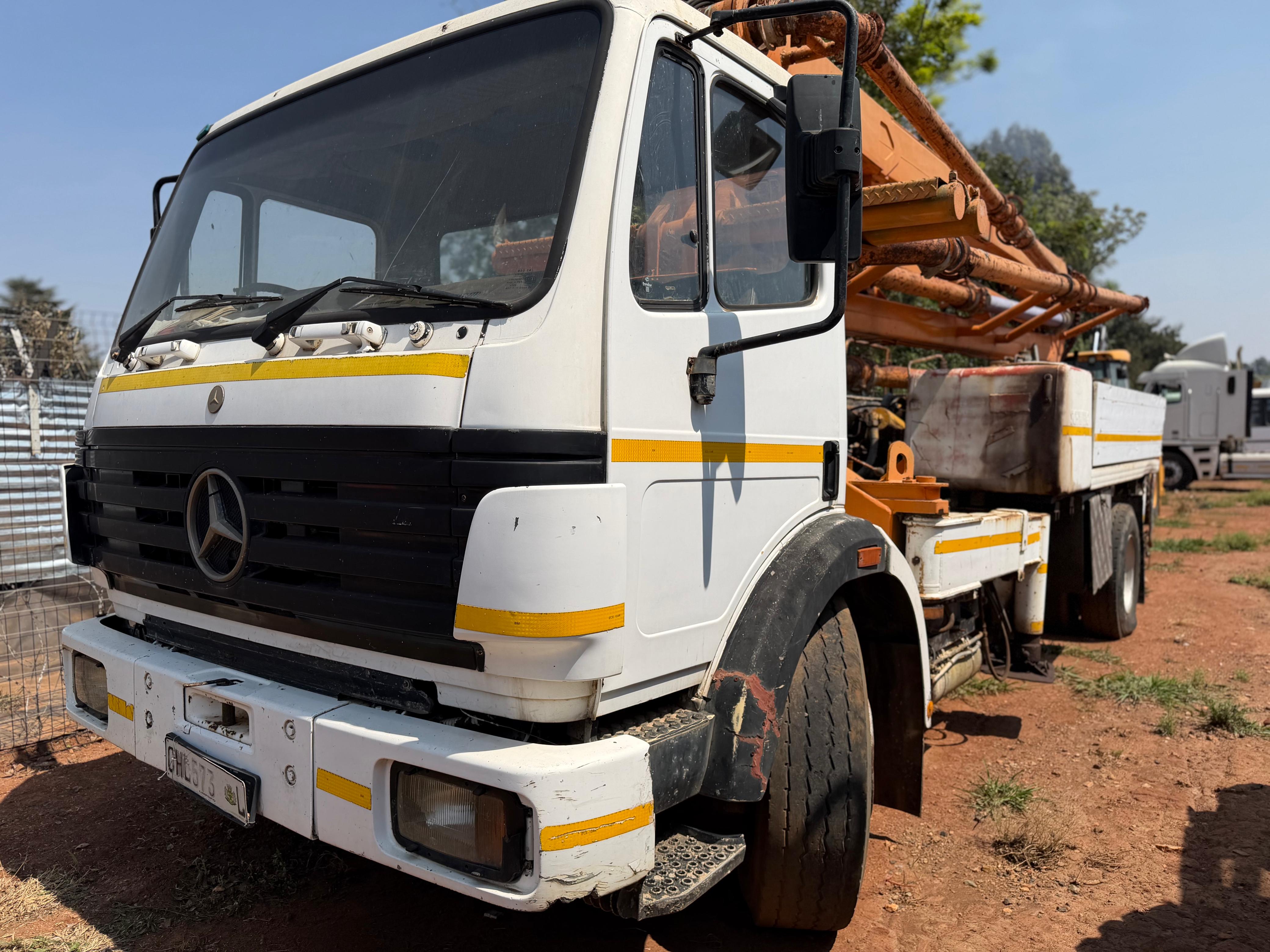 USED MERCEDES BENZ WITH CONCRETE PUMP BOOM TRUCK (S001832A)