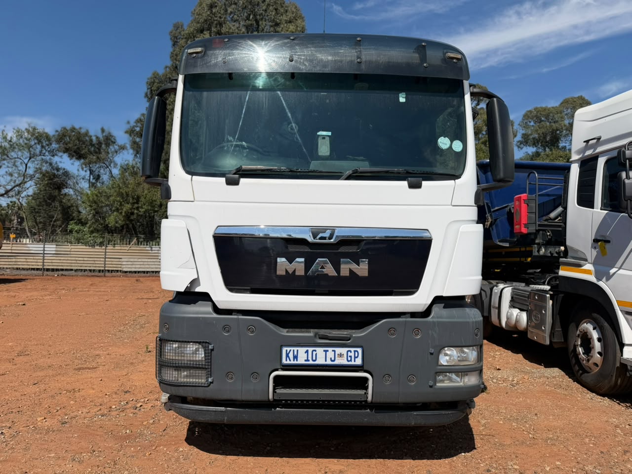 COMBO 2018 MAN 27-440 TRUCK TRACTOR AND 2020 PRBB SIDE TIPPER TRAILER (CS2216)