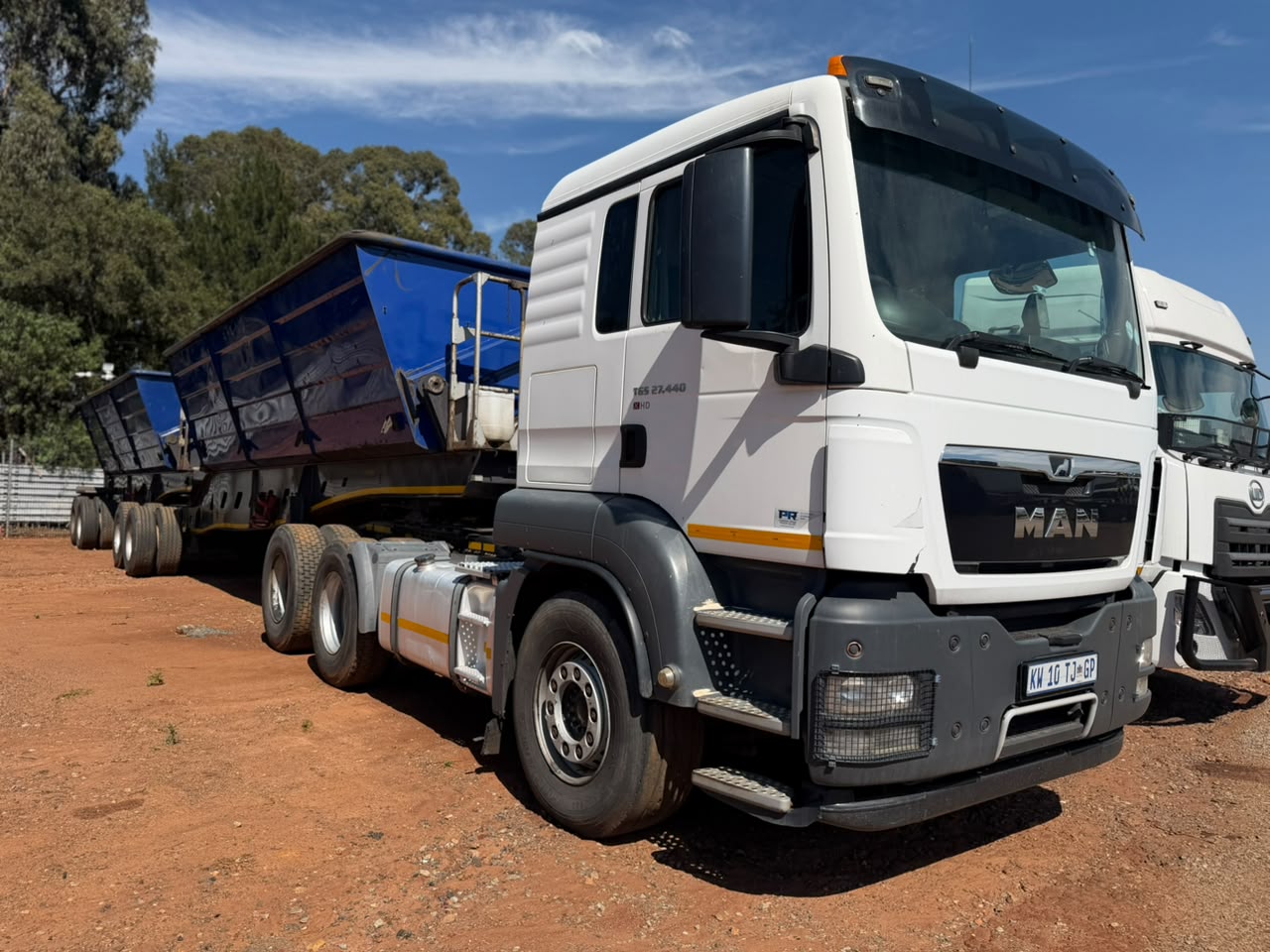 COMBO 2018 MAN 27-440 TRUCK TRACTOR AND 2020 PRBB SIDE TIPPER TRAILER (CS2216)