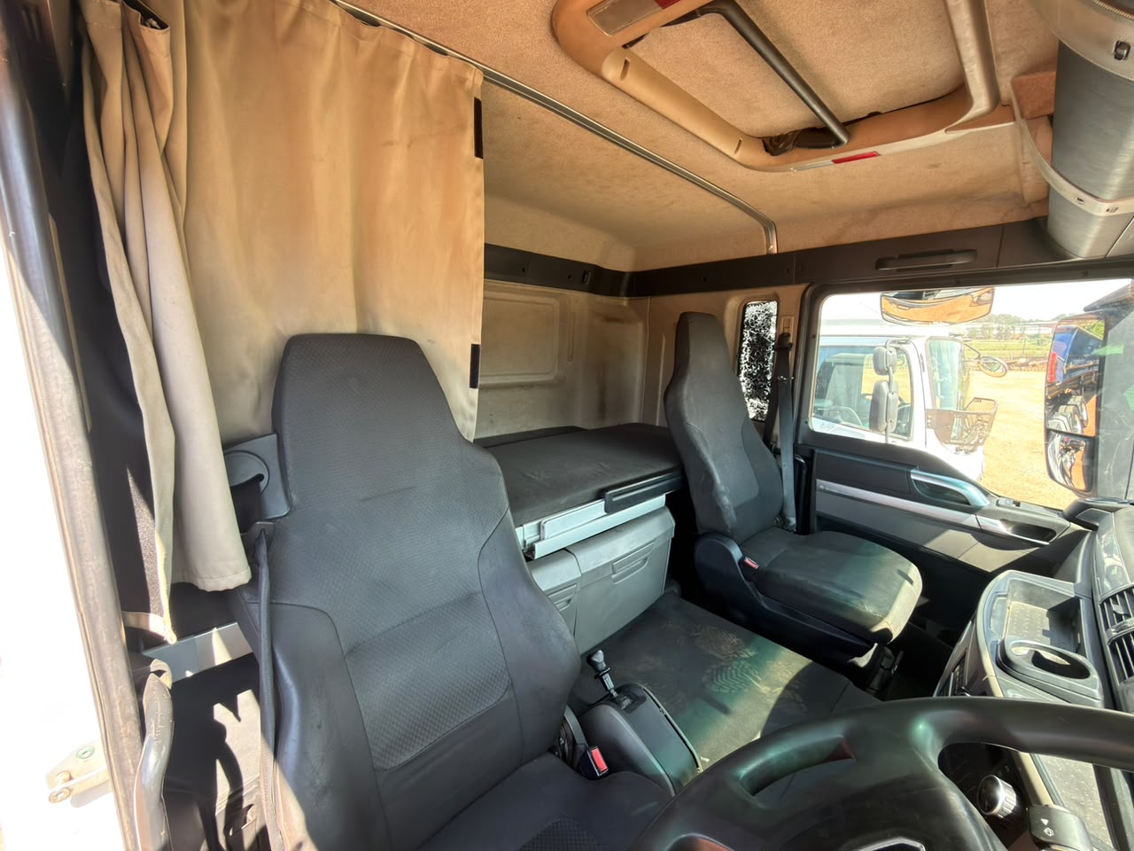 COMBO 2018 MAN 27-440 TRUCK TRACTOR AND 2020 PRBB SIDE TIPPER TRAILER (CS2216)