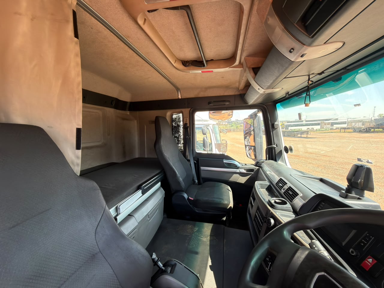 COMBO 2018 MAN 27-440 TRUCK TRACTOR AND 2020 PRBB SIDE TIPPER TRAILER (CS2216)