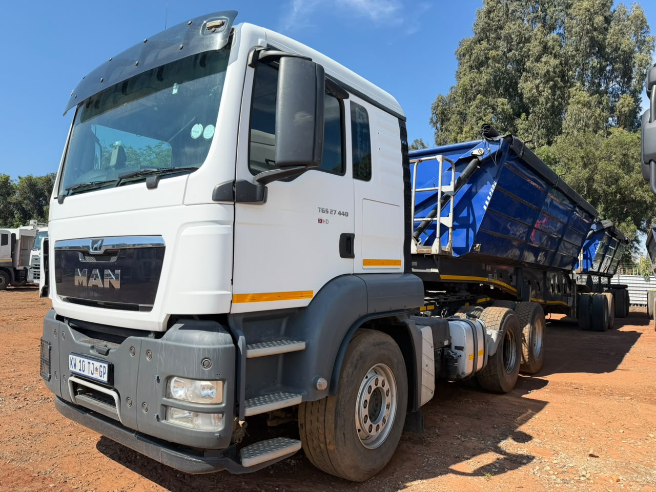 COMBO 2018 MAN 27-440 TRUCK TRACTOR AND 2020 PRBB SIDE TIPPER TRAILER (CS2216)