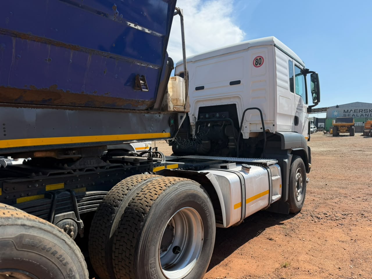 COMBO 2018 MAN 27-440 TRUCK TRACTOR AND 2020 PRBB SIDE TIPPER TRAILER (CS2216)