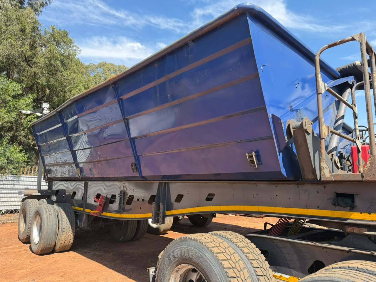 COMBO 2018 MAN 27-440 TRUCK TRACTOR AND 2020 PRBB SIDE TIPPER TRAILER (CS2216)