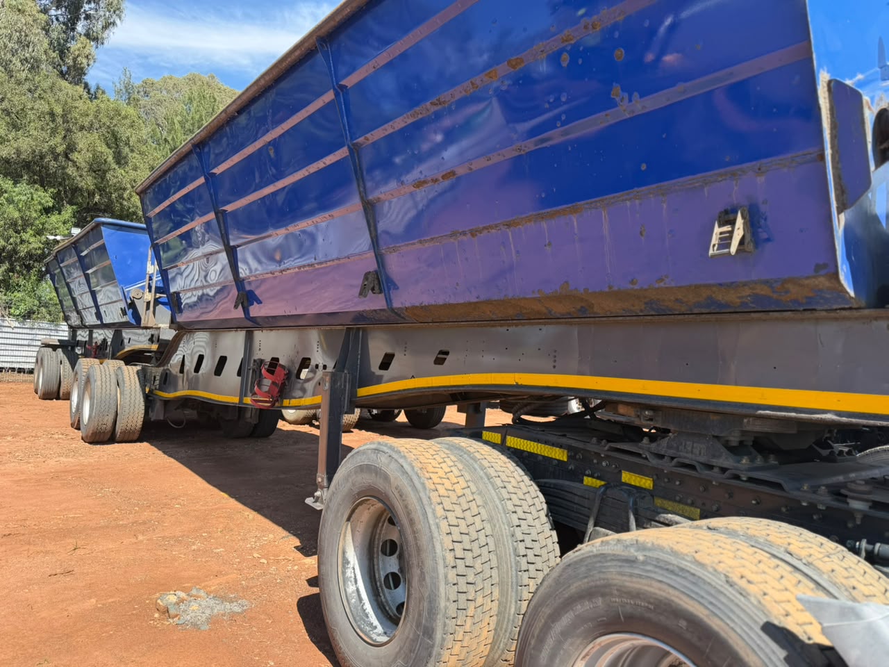 COMBO 2018 MAN 27-440 TRUCK TRACTOR AND 2020 PRBB SIDE TIPPER TRAILER (CS2216)