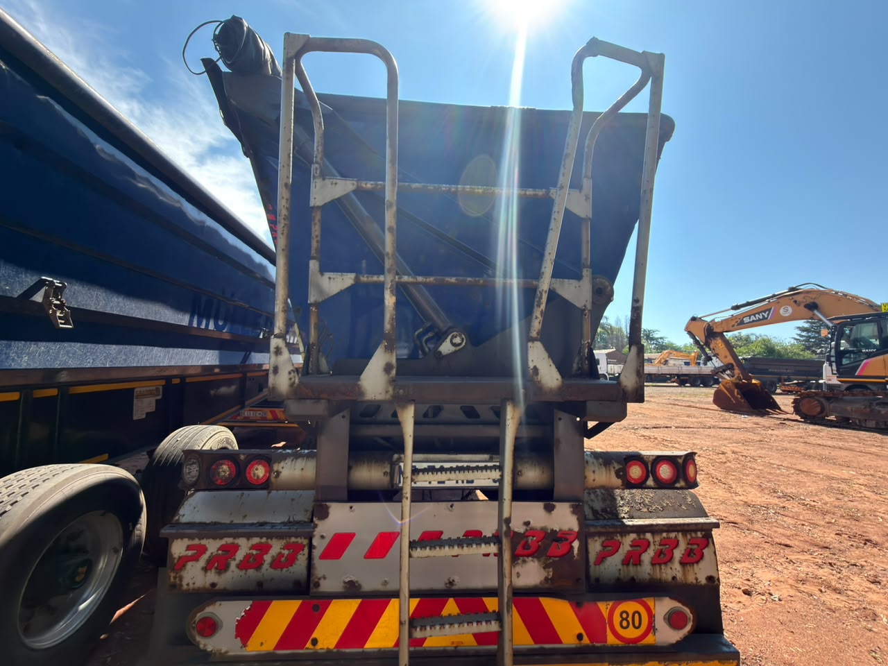 COMBO 2018 MAN 27-440 TRUCK TRACTOR AND 2020 PRBB SIDE TIPPER TRAILER (CS2216)