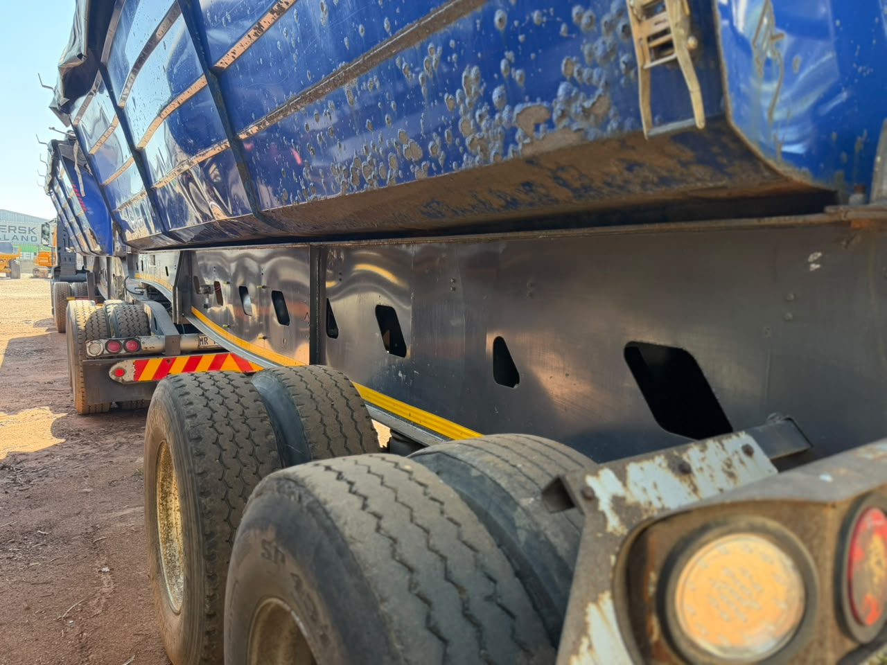 COMBO 2018 MAN 27-440 TRUCK TRACTOR AND 2020 PRBB SIDE TIPPER TRAILER (CS2216)