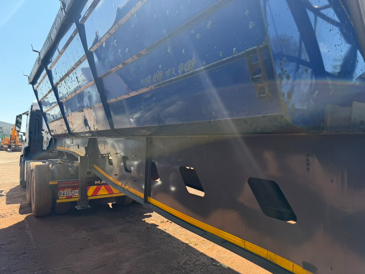 COMBO 2018 MAN 27-440 TRUCK TRACTOR AND 2020 PRBB SIDE TIPPER TRAILER (CS2216)