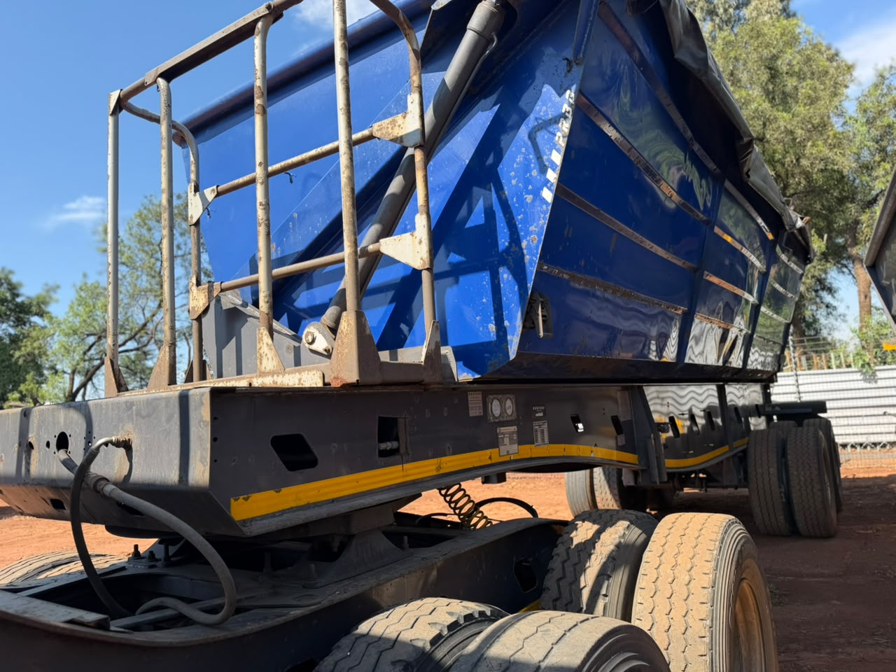 COMBO 2018 MAN 27-440 TRUCK TRACTOR AND 2020 PRBB SIDE TIPPER TRAILER (CS2216)