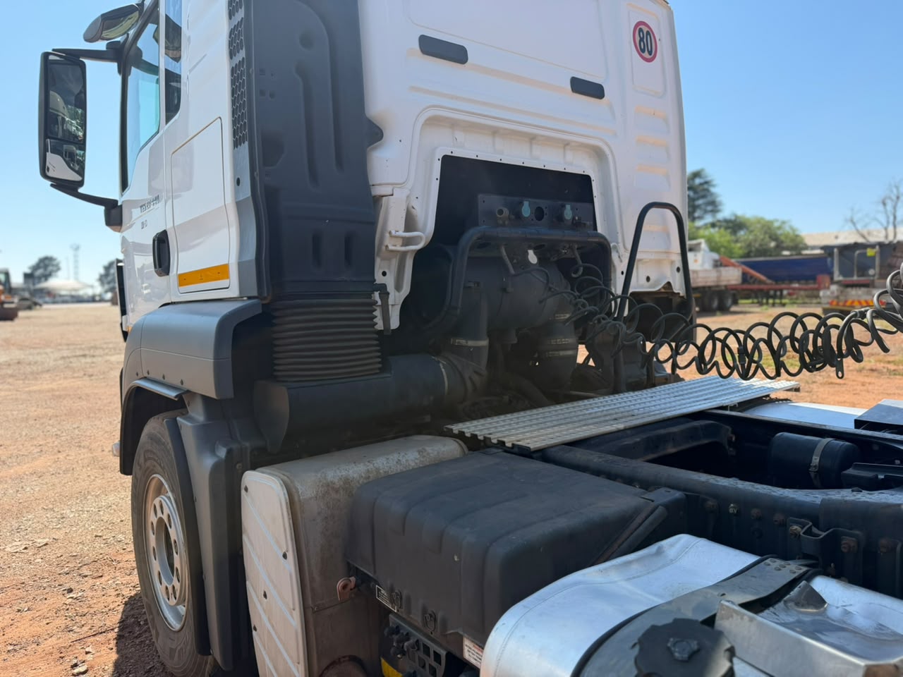 COMBO 2018 MAN 27-440 TRUCK TRACTOR AND 2020 PRBB SIDE TIPPER TRAILER (CS2216)