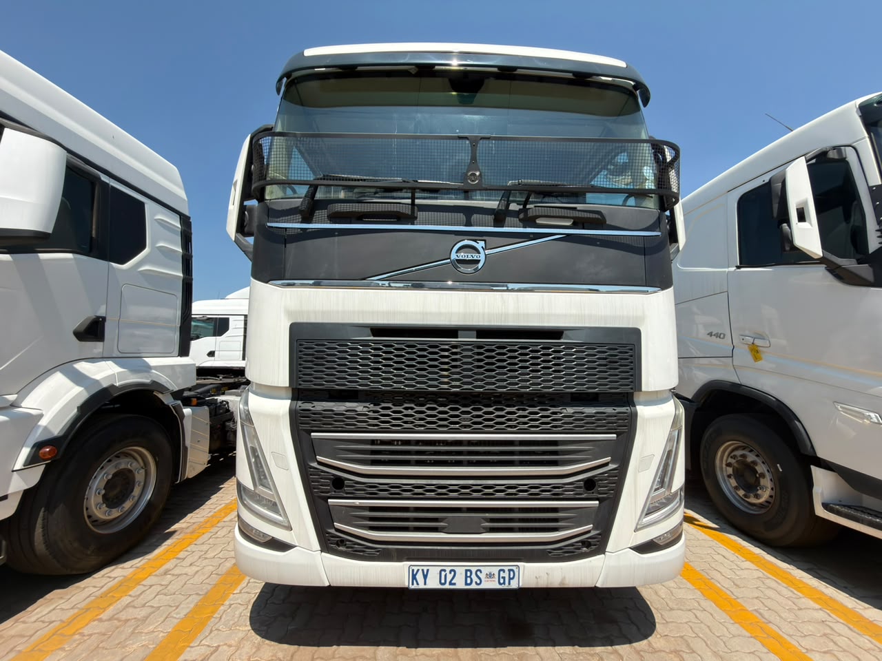 2023 VOLVO FH440 TRUCK TRACTOR (IS1008)