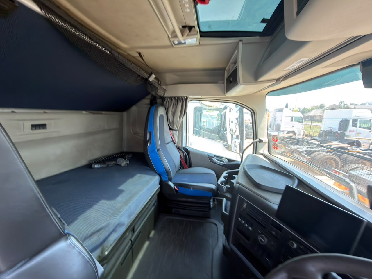 2023 VOLVO FH440 TRUCK TRACTOR (IS1008)