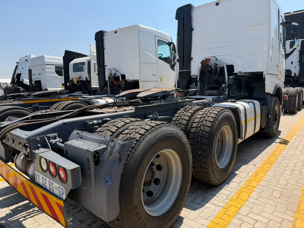 2023 VOLVO FH440 TRUCK TRACTOR (IS1008)