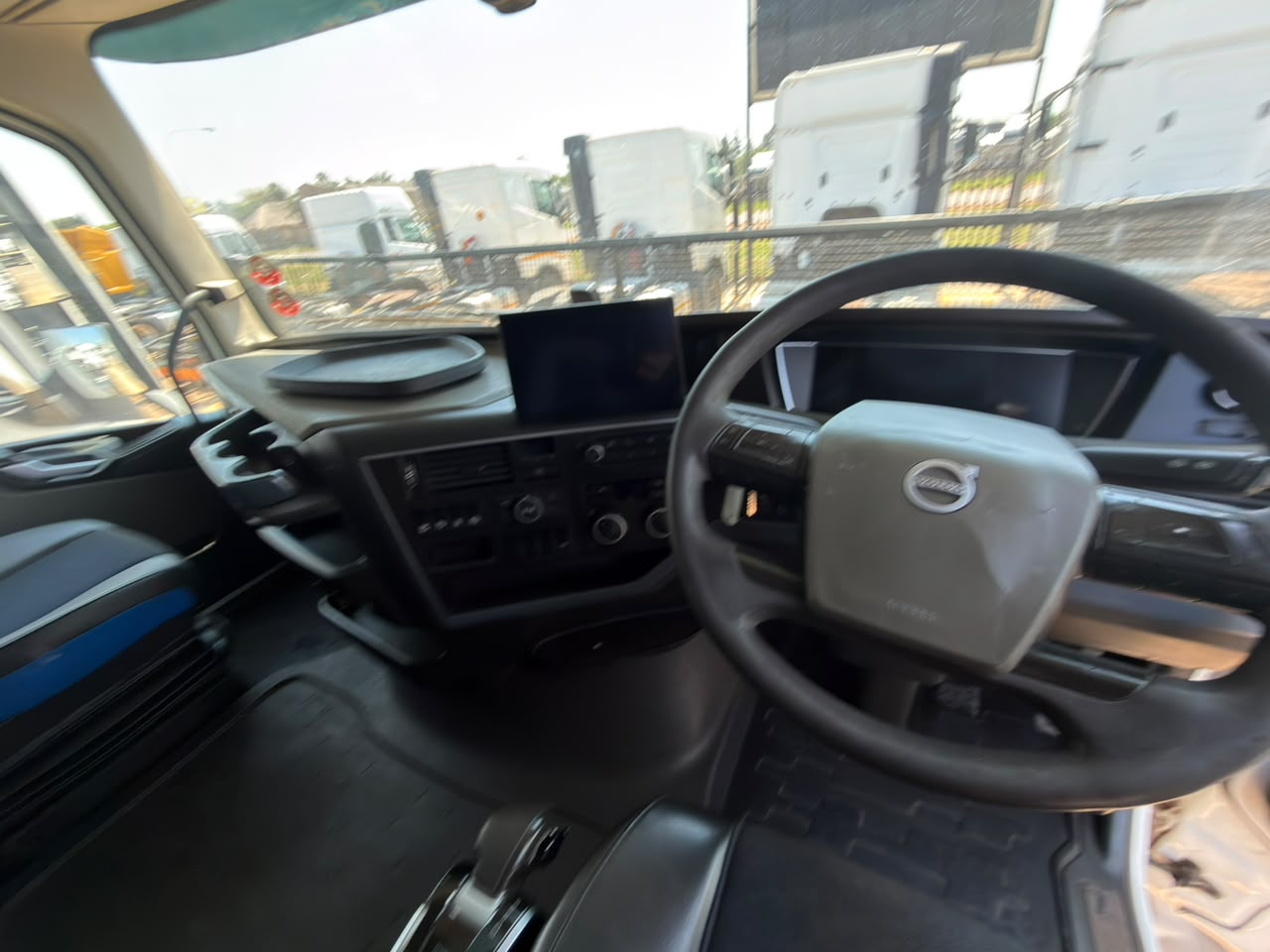 2023 VOLVO FH440 TRUCK TRACTOR (IS1008)