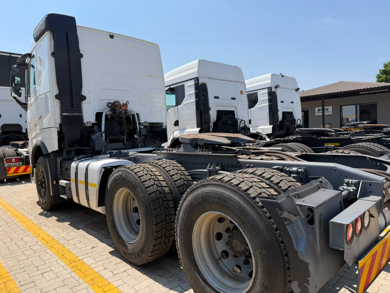 2023 VOLVO FH440 TRUCK TRACTOR (IS1008)