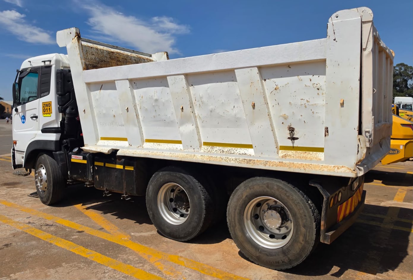 2010 UD 460 MANUAL TIPPER TRUCK (PCS651)