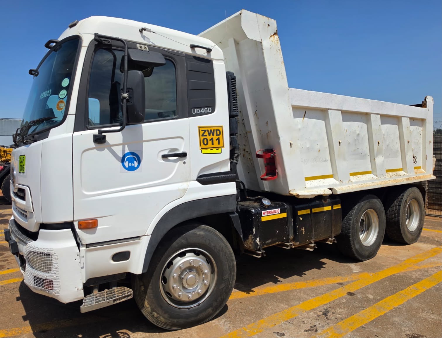 2010 UD 460 MANUAL TIPPER TRUCK (PCS651)