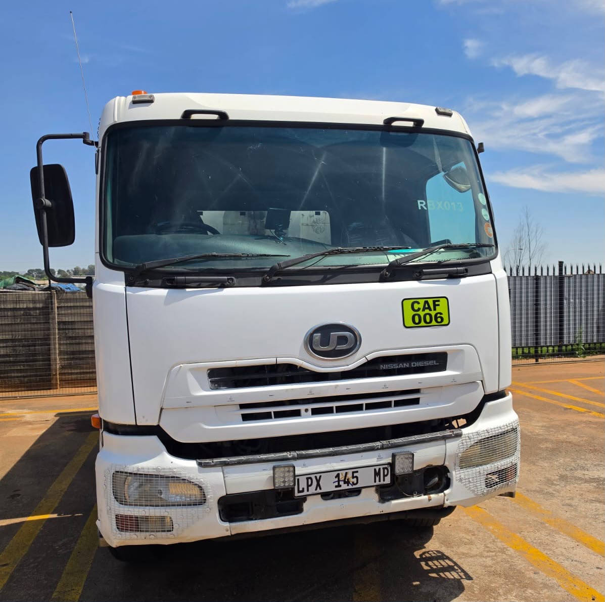 2010 UD 460 MANUAL TIPPER TRUCK (PCS651)